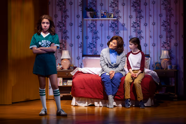  Avery Harris (Laura), Shoshana Bean (Beth Ann), and Aria Kane (Sarah) i Photo